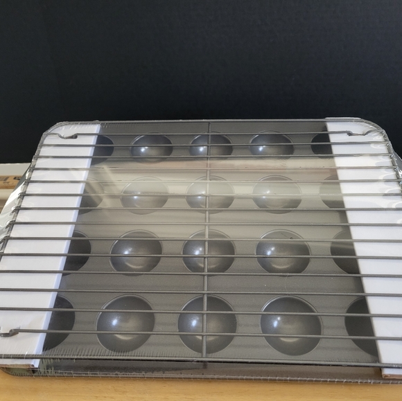 Wilton 20 Cavity Cake Pop Psn with Cooling Rack NEW - Picture 2 of 4